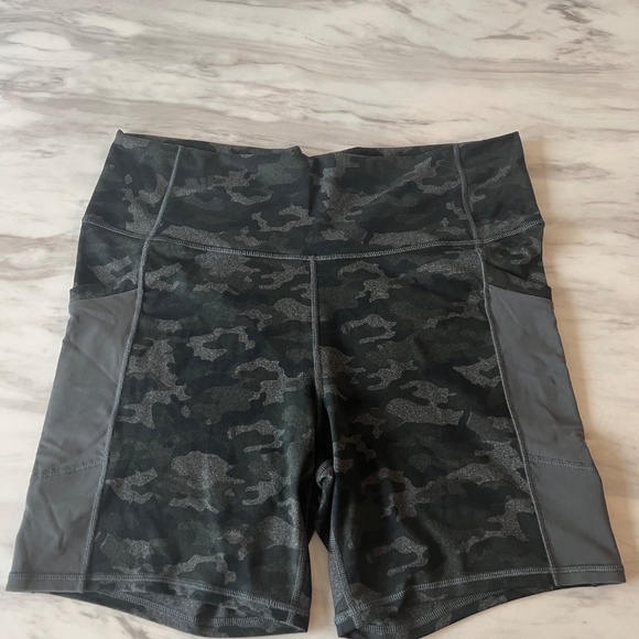 Fabletics Camo High-Rise Biker Shorts | Black/Green | Size L - Picture 2 of 2